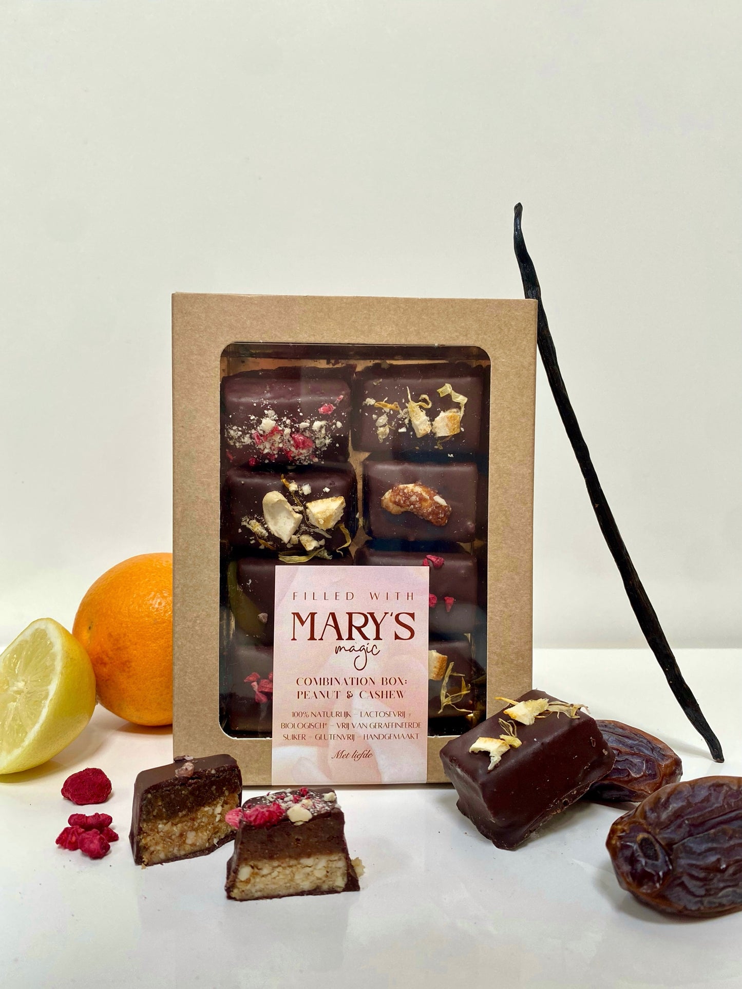 Biologische gezondere cashew en pinda bonbons van rauwe cacao met vanille, framboos en sinaasappel